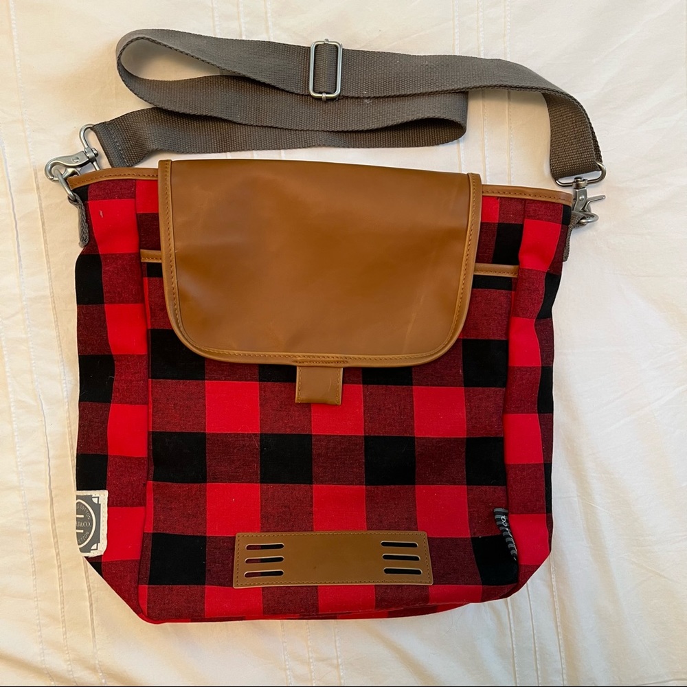 NWOT Field & Co Messenger Bag